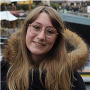 Laureata magistrale in psicologia impartisce lezioni a studenti universitari, delle scuole superiori, medie e elementari